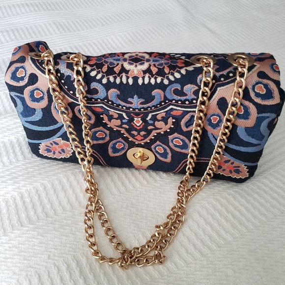 Chico's Handbags - HP 🎉 Chicos Chain Crossbody Purse